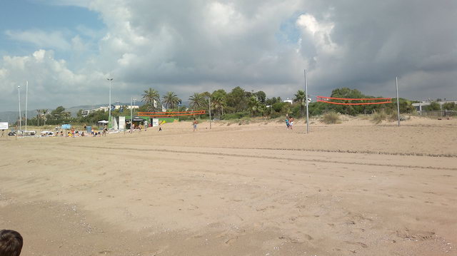 Imagen de la playa de Gav Mar a la altura de la calle de Palafrugell donde se puede ver la base nutica y dos campos de voley-playa ubicados cerca de las dunas y a una gran distancia del mar (15 de Julio de 2011)